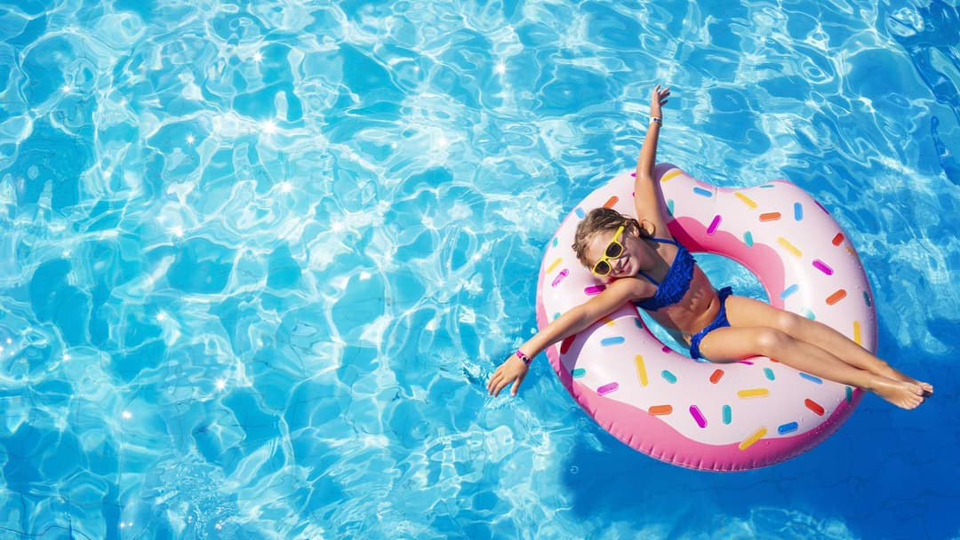 Un plongeon dans la piscine municipale