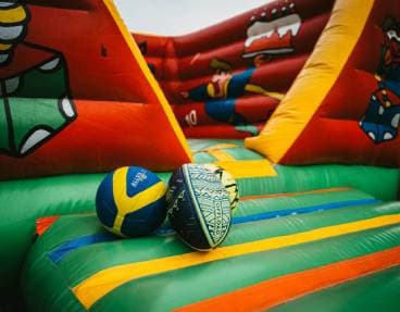 Un parc de jeux gonflables pour grands et petits