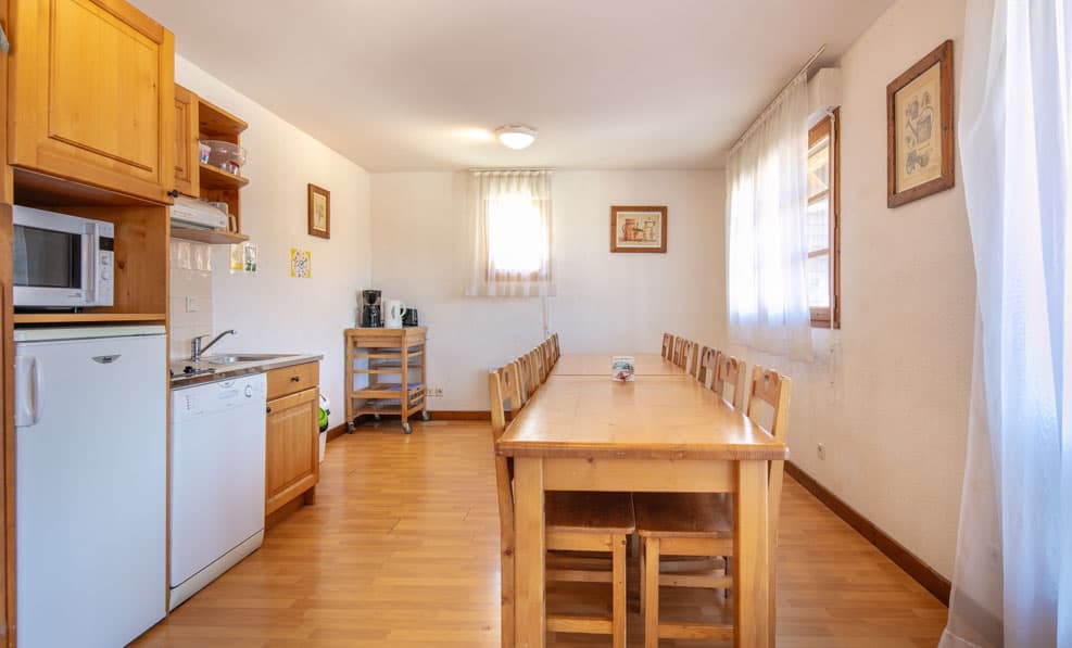 salle à manger cuisine avec grande table le Birdie