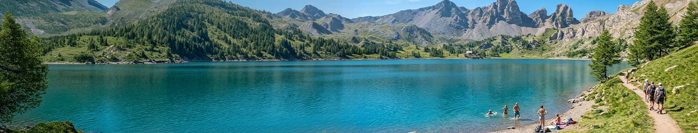 lac de montagne avec randonneurs