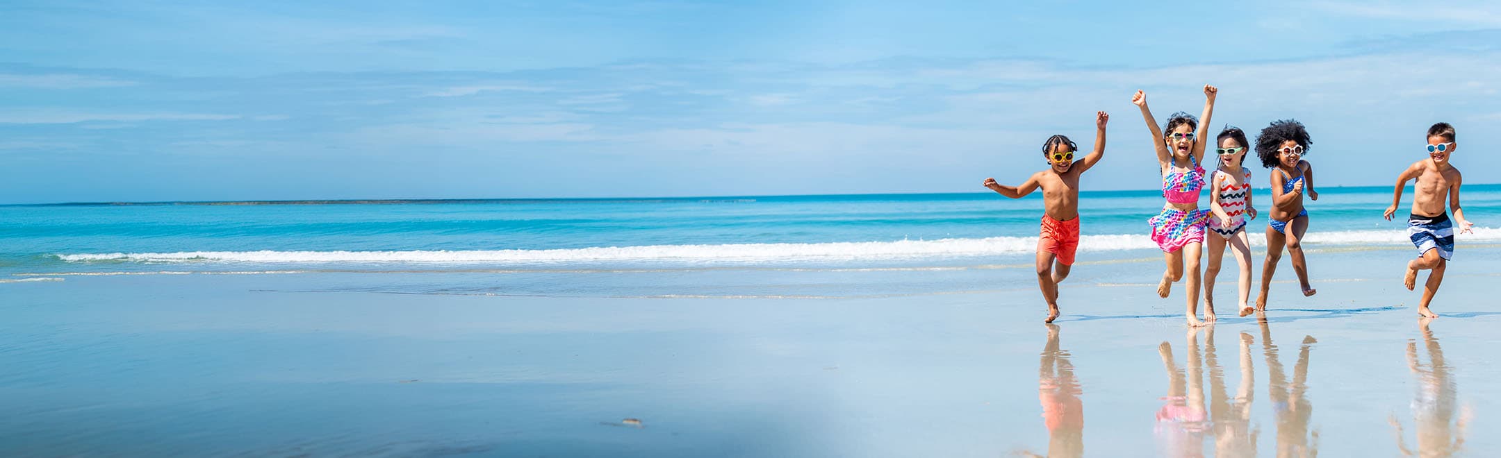 enfants qui courent sur la plage