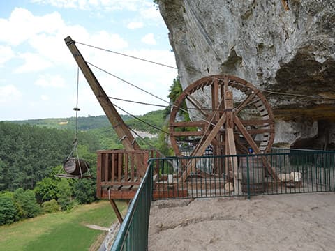 Roque St-Christophe : site troglodytique