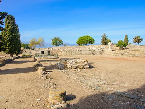 Aléria :  village corse