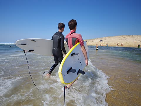 Surf à travers les vagues