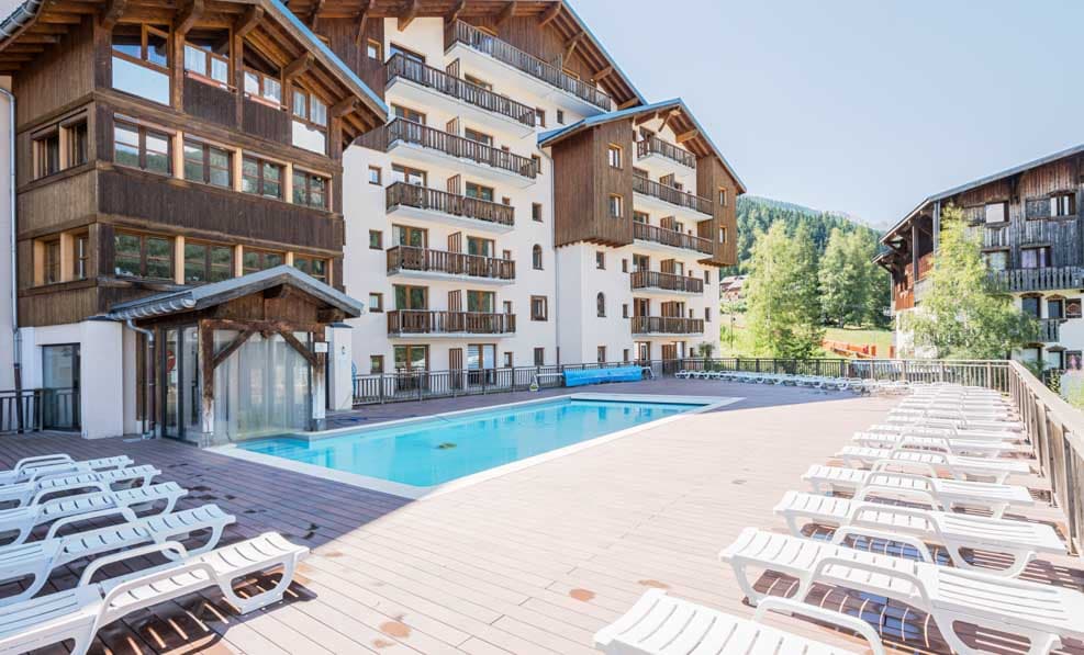 Piscine extérieure Les Chalets de la Ramoure