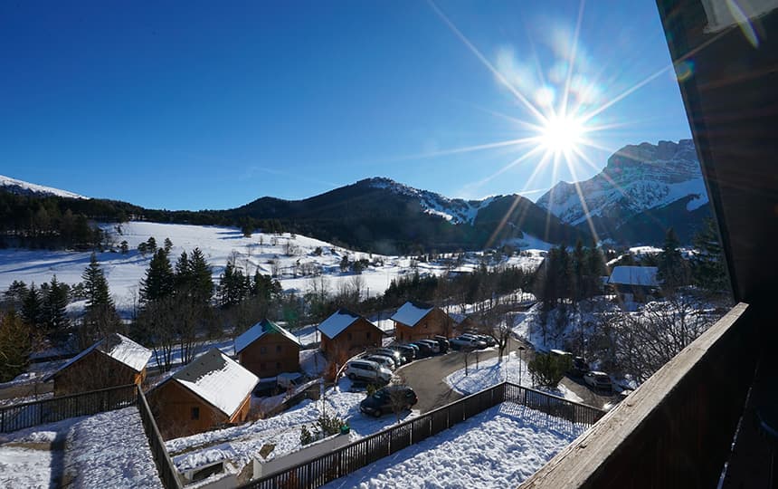Résidence Les Gentianes à Gresse en Vercors - balcon hiver