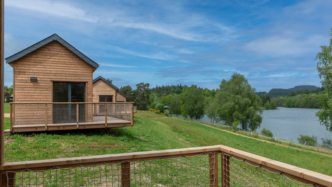 le-domaine-des-monedieres-meyrignac-l'eglise-chalet-perche-vue-lac2