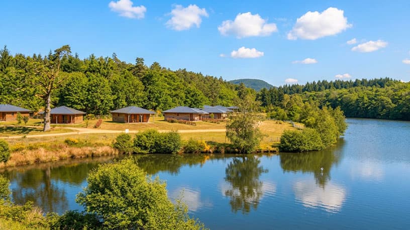 Chalets au bord d'un lac et forêt