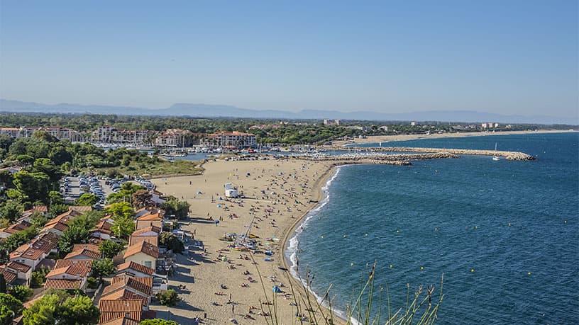 Village en bord de mer grande plage