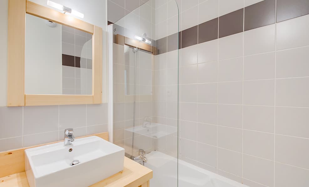 Salle de bain studio Les Jardins de Balnéa