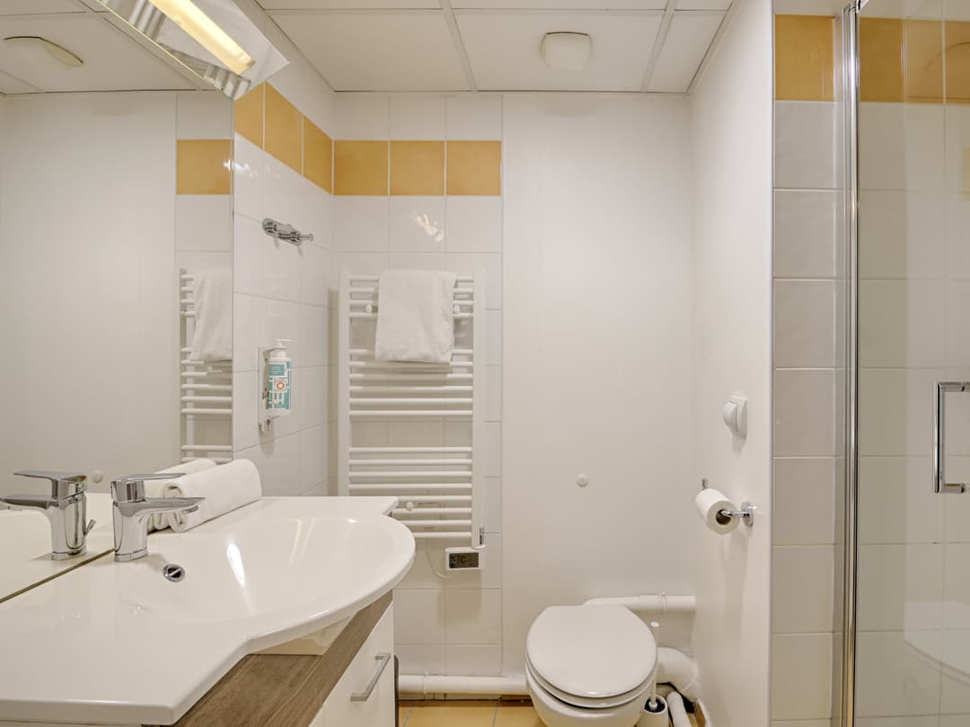 Salle de bain avec douche Appart-hôtel Paris Quai de Marne studio