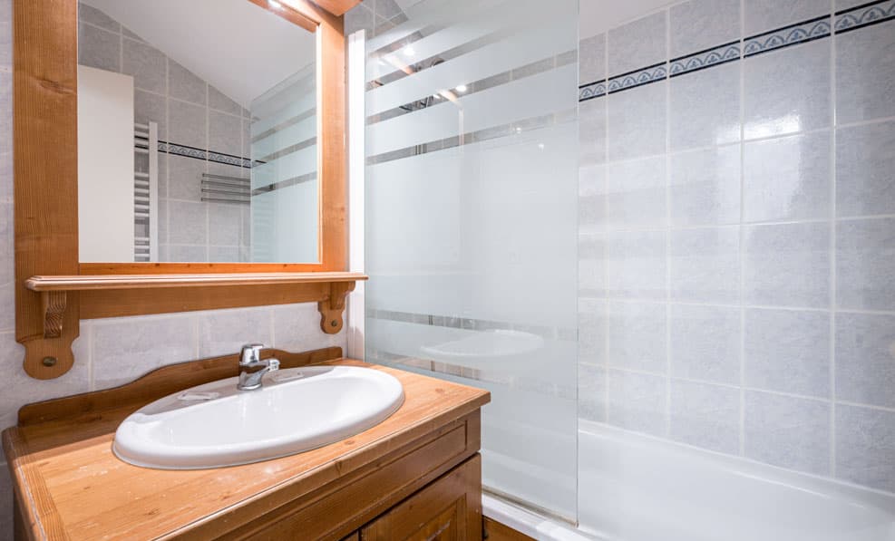 Salle de bain avec baignoire Les Chalets de la Ramoure