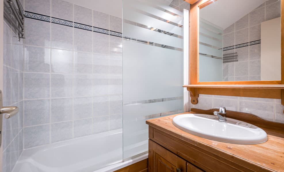 Salle de bain avec baignoire Les Chalets de la Ramoure