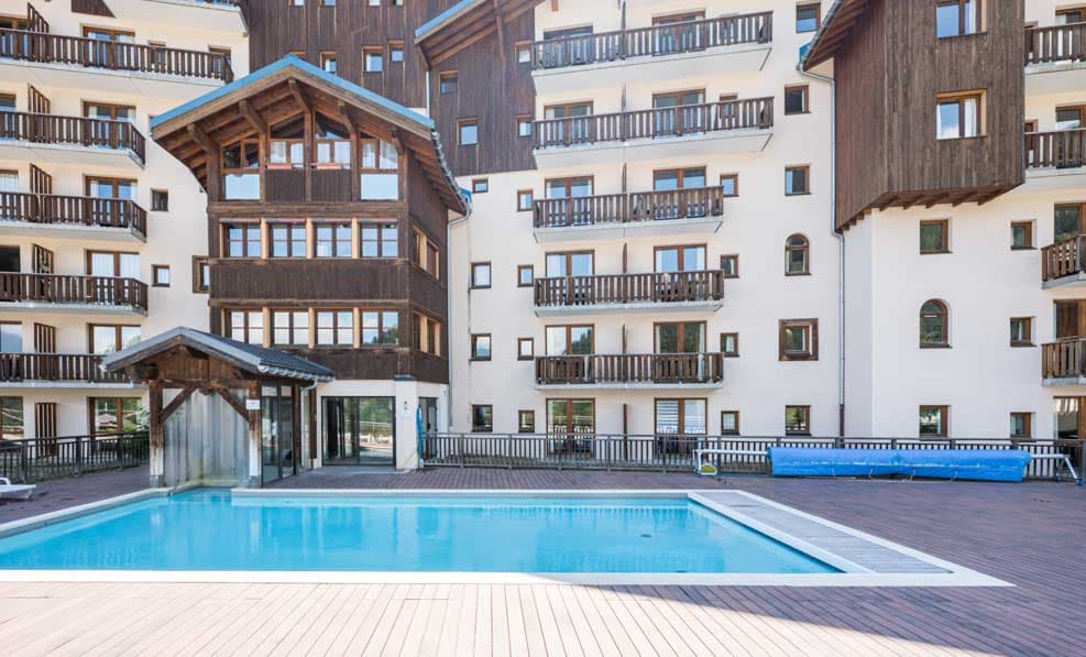 Piscine extérieure Les Chalets de la Ramoure