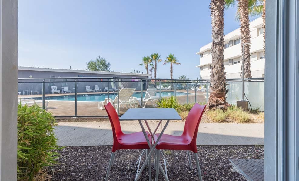 Terrasse logement 2P4S et 2P4B vue piscine résidence Le Terral