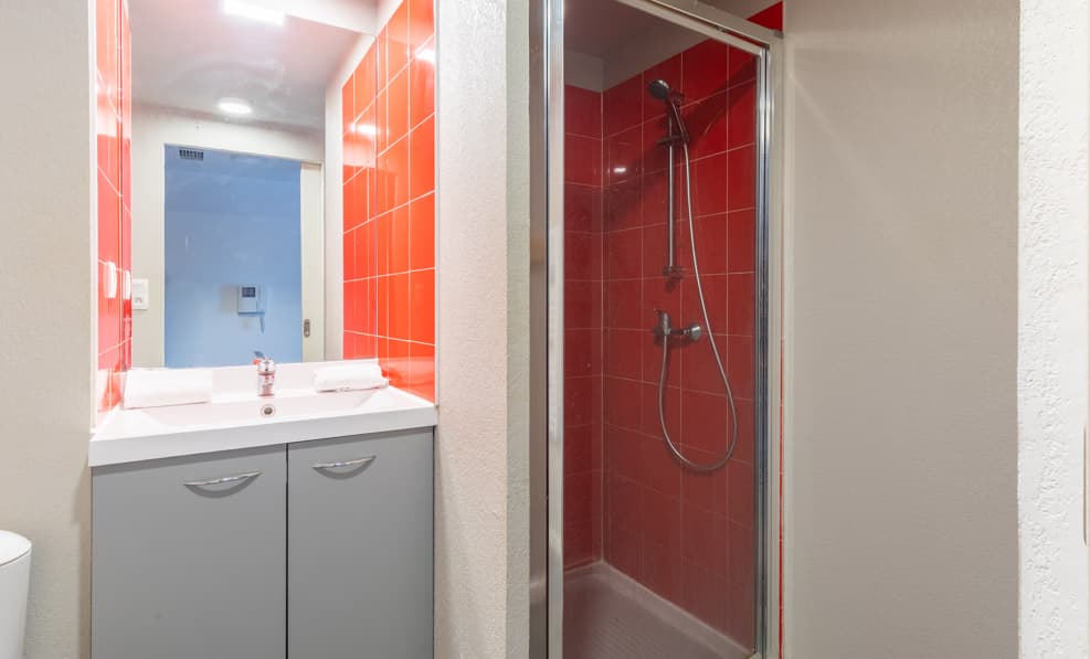 Salle de bain avec douche résidence Le Terral