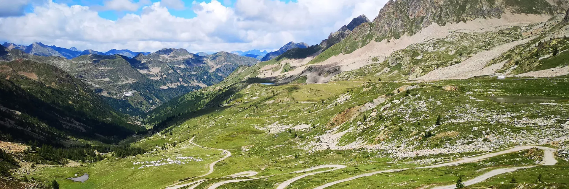 Paysage de montagne en été, dans les Alpes Maritimes, proche de la résidence de vacances Les Gorges Rouges à Guillaumes