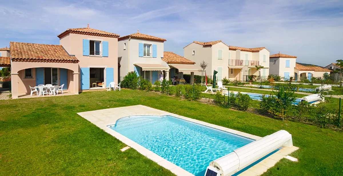 Residences Port minervois / Les hauts du Lac in Homps - Swimming pool's villa