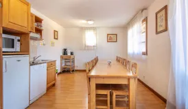 salle à manger cuisine avec grande table le Birdie
