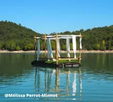 Lit flottant à Macao Plage sur le Lac de Saint-Cassien