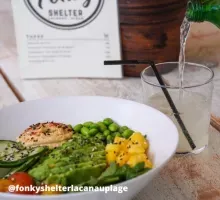 poke bolw coloré et limonade au restaurant le fonky shelter à lacanau plage