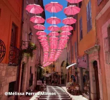 Ruelle de la ville de Grasse et ses parapluies roses suspendu