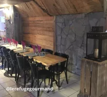 Intérieur du restaurant Le Refuge Gourmand à Valfréjus