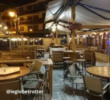 Terrasse extérieur de nuit au restaurant Le Globe Trotter à Valfréjus