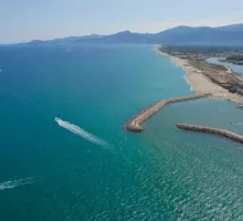 Vue aérienne de Saint-Cyprien sur le port et la mer