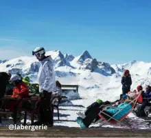 Vue sur les montagnes enneigées depuis la terrasse du restaurant d'altitude La Bergerie à Valfréjus.