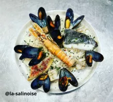 Assiette de poisson & fruits de mer au restaurant La Salinoise à Hyères