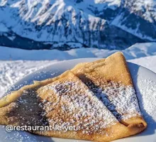 Crêpe du restaurant Le Yeti avec très belle vue sur la chaîne de montagnes à Morillon