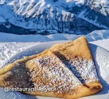 Crêpe du restaurant Le Yeti avec très belle vue sur la chaîne de montagnes à Morillon