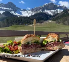 Burger sur la terrasse de l'Auberge restaurant Le Sun Valley, avec vue montagne, à Gresse-en-Vercors