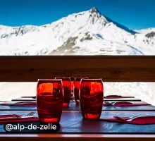 Restaurant l'Alp de Zelie à Valloire, intérieur avec vue montagne enneigée