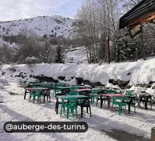 Restaurant l'Auberge des Turins à Saint Sorlin d'Arves, terrasse extérieure sous la neige
