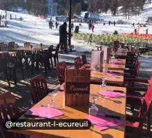 Restaurant l'Écureuil à Risoul, terrasse extérieure enneigée
