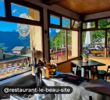 Restaurant Le Beau Site à Auris-en-Oisans, salle de restauration vue montagne été