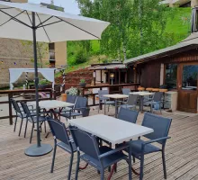Restaurant Le Beau Site à Auris-en-Oisans, terrasse extérieure l'été