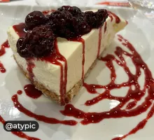 Restaurant Atypic à Saint-Cyprien, dessert du jour cheesecake aux fruits rouges