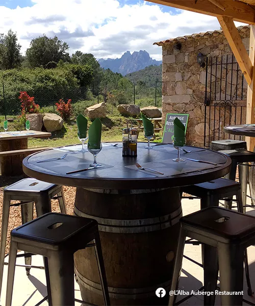 Table dressée de l'auberge restaurant Alba à Sari-Solenzara en Corse