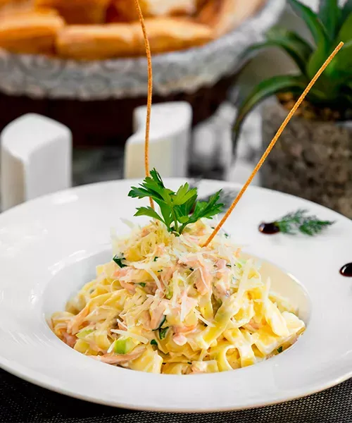 Restaurant l'Italiano à Péone, proche de Guillaumes, délicieuses pâtes au saumon et parmesan